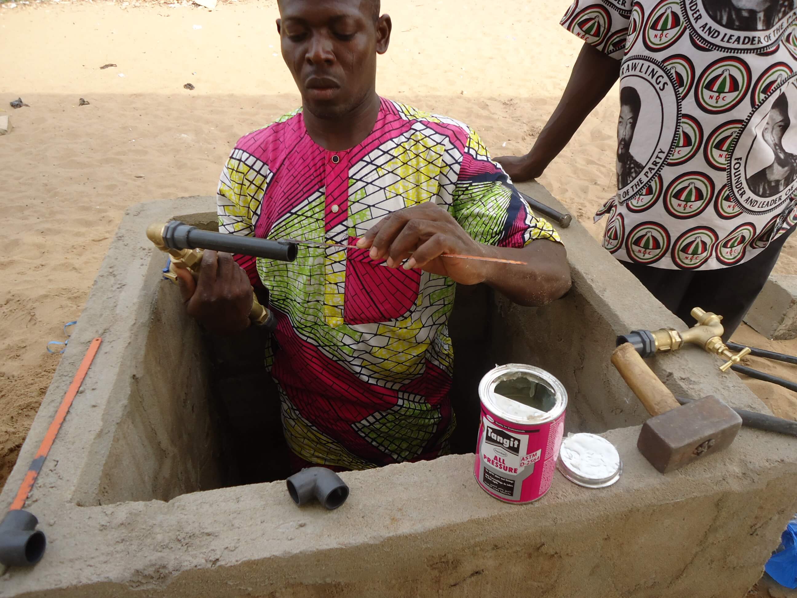 Homme construisant puits pour accès à l'eau