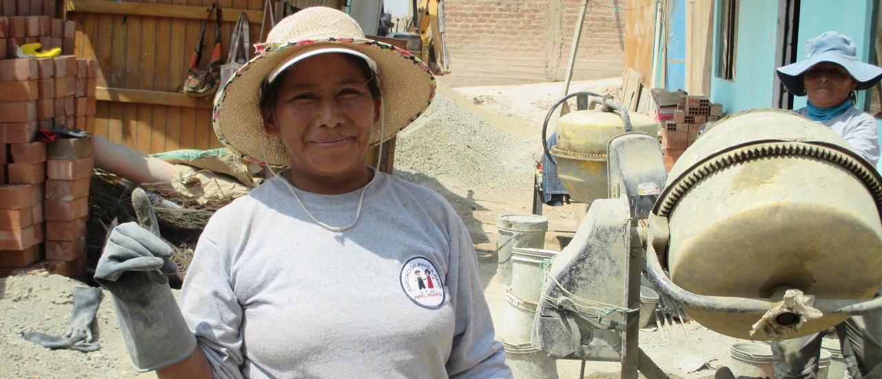 femme pouce levé devant construction