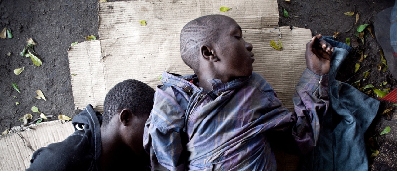 enfants des rues dormant sur un carton