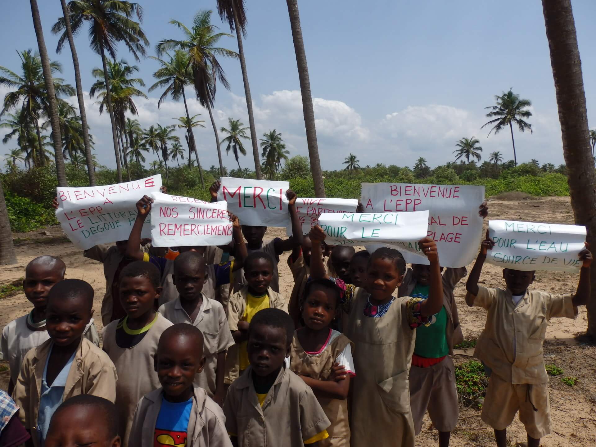 Enfant au bénin tenant pancartes de remerciement