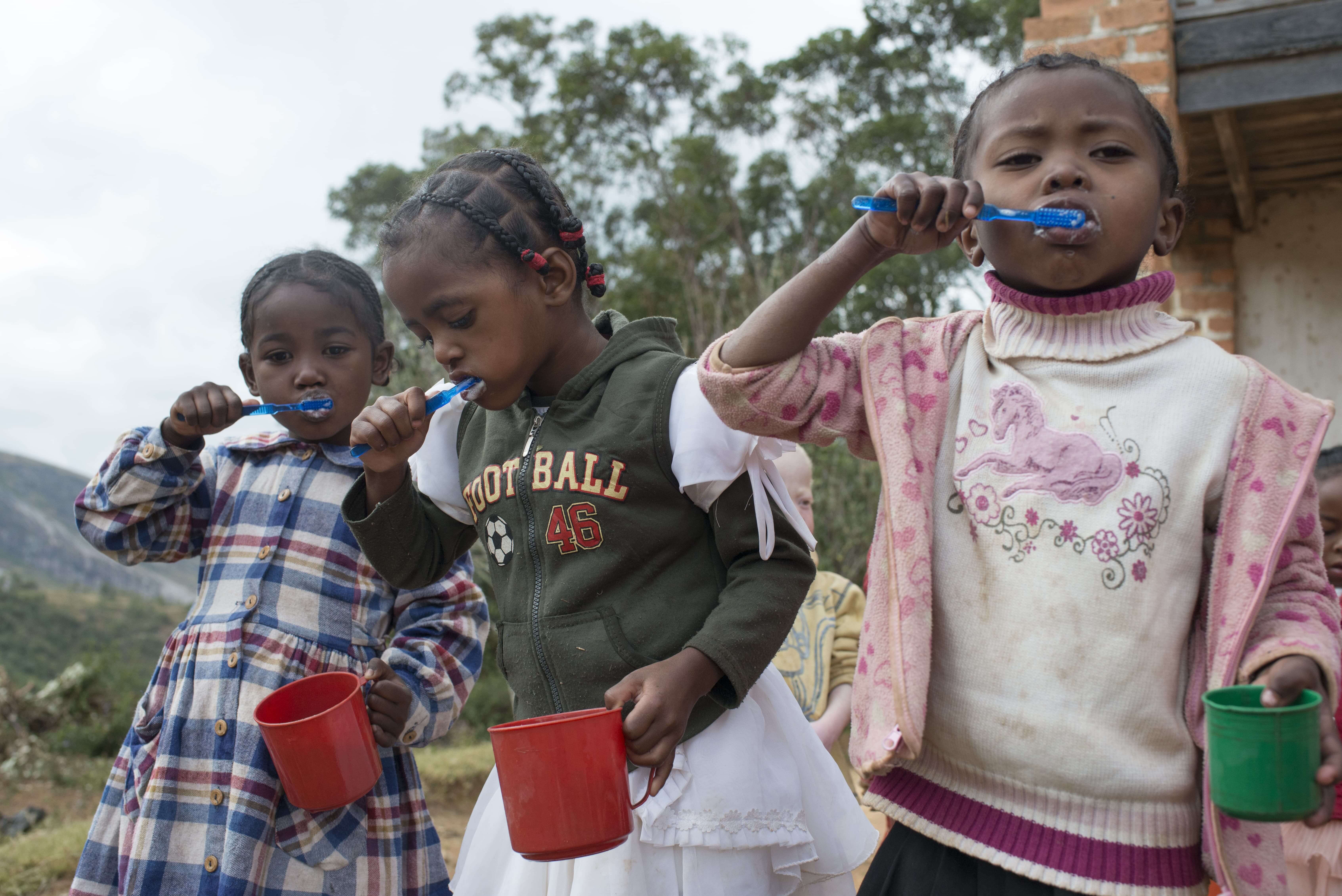 enfants se lavant les dents