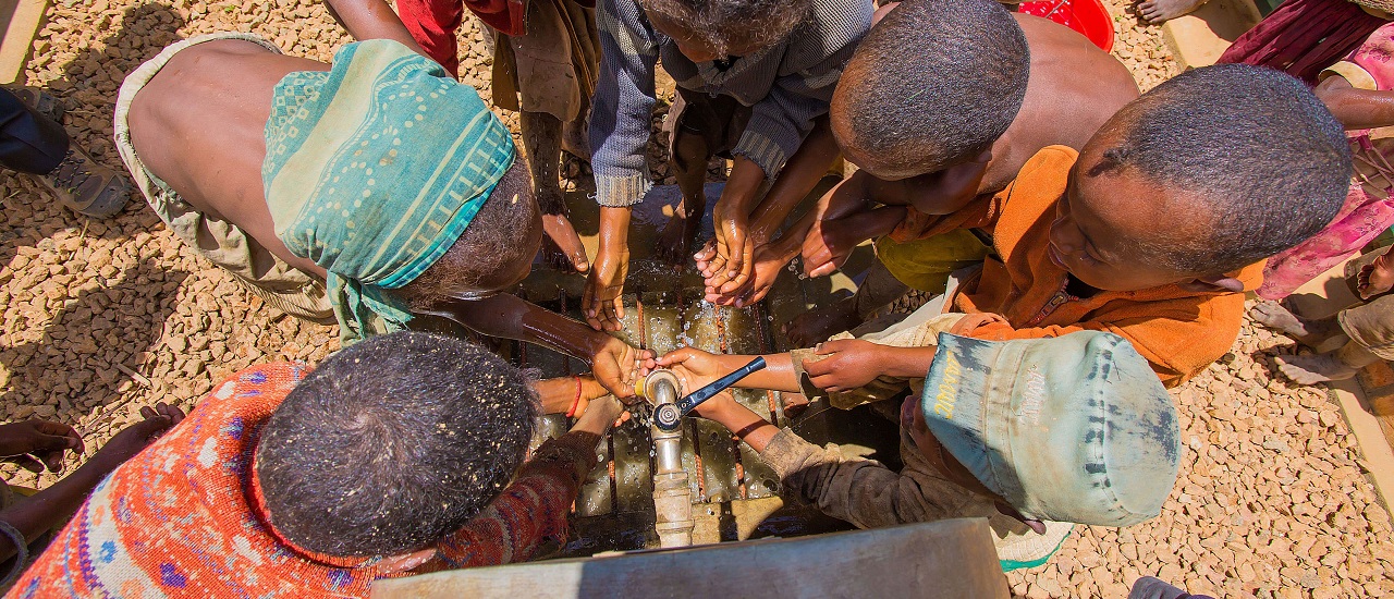 enfants se lavant les mains à la nouvelle borne fontaine