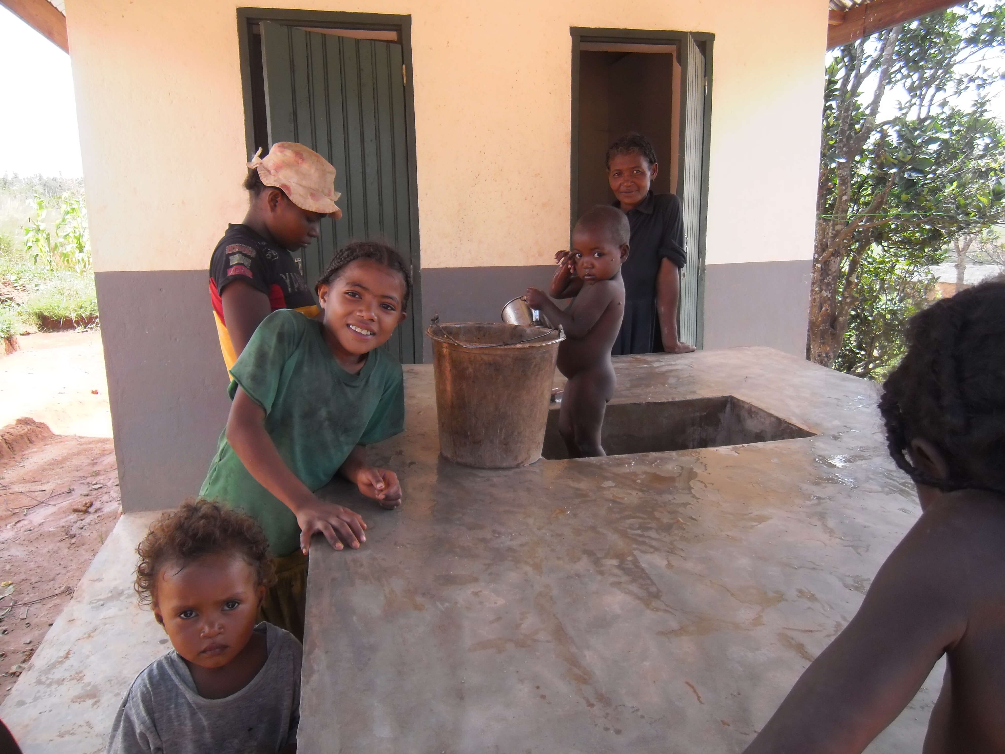 enfants profitant du nouveau lavoir