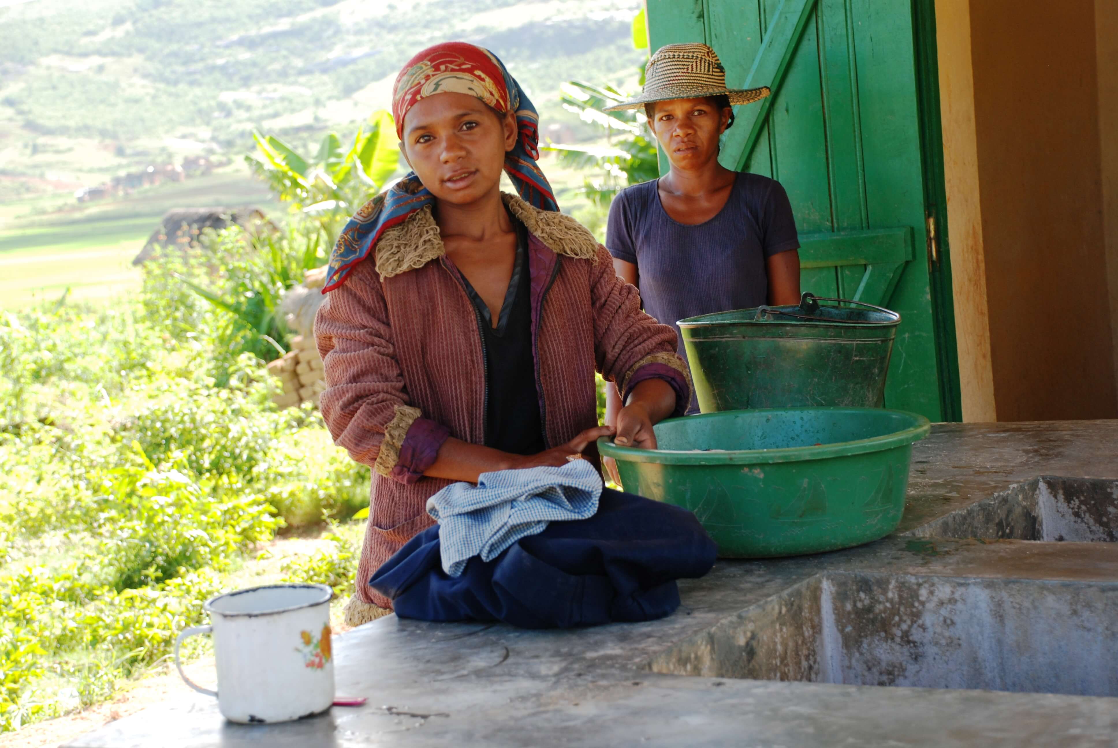 jeune fille faisant la lessive dans le nouveau lavoir