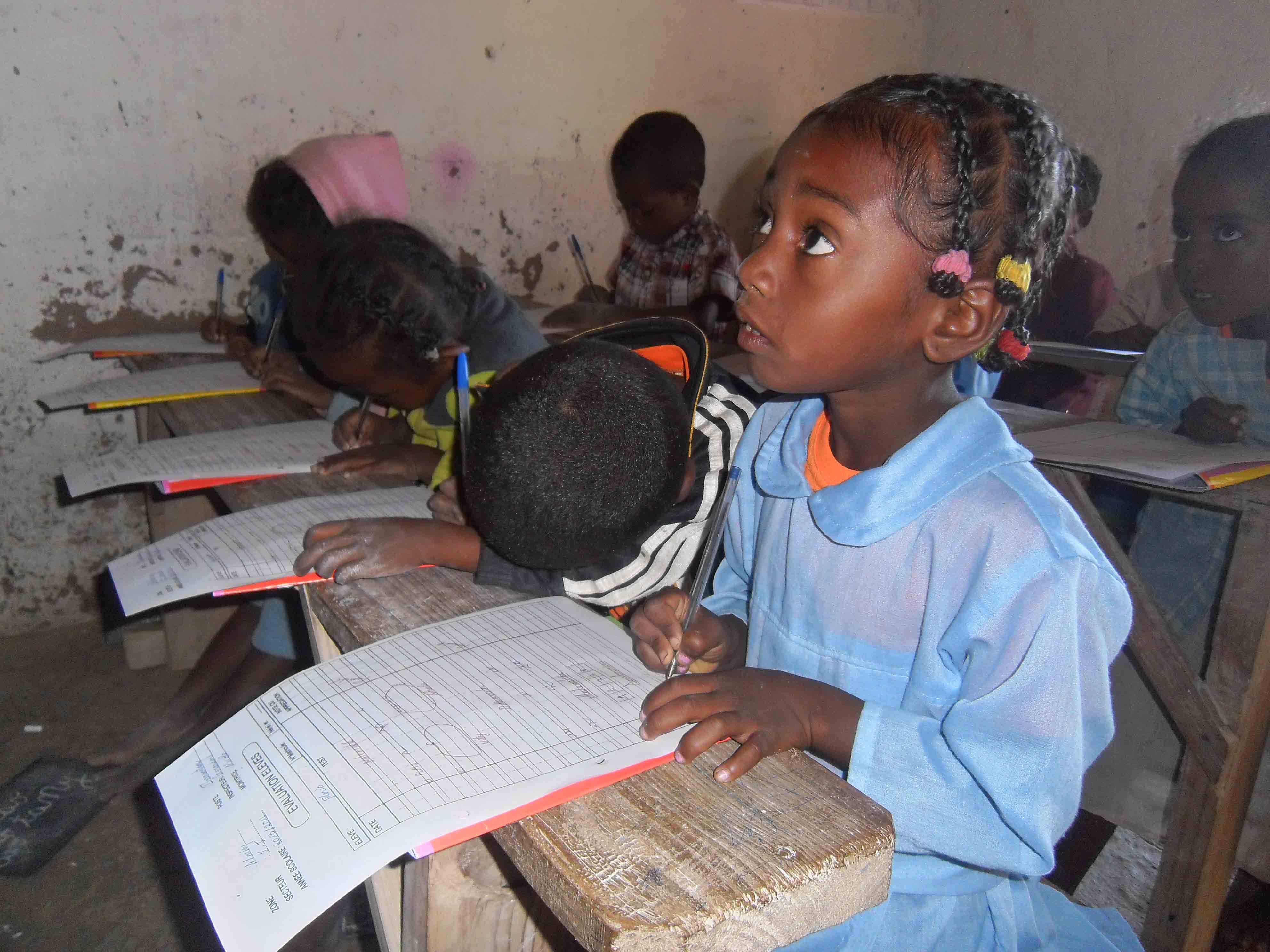 enfants dans la classe prennant des notes