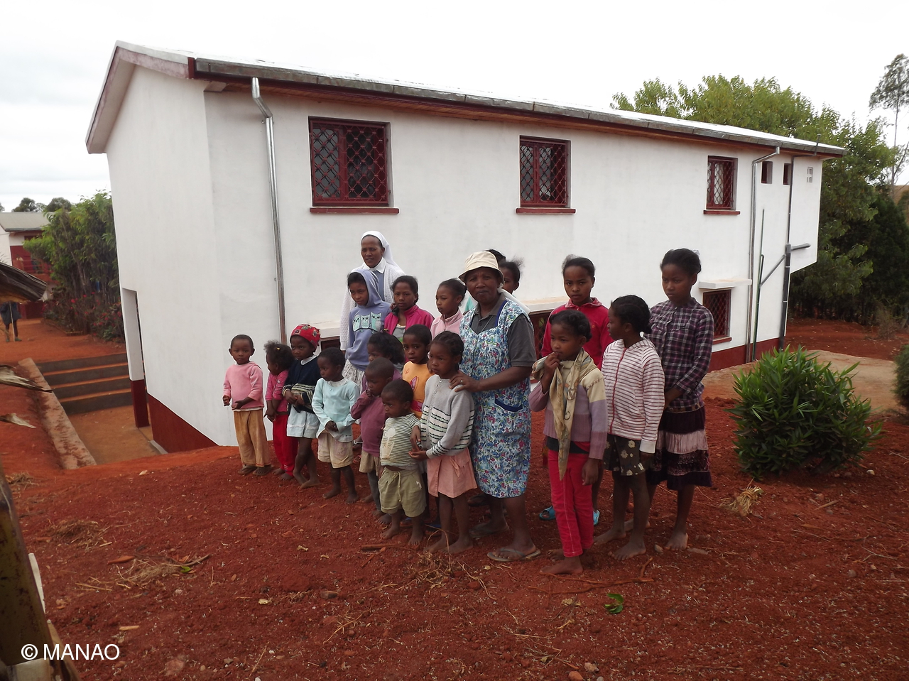 enfants devant dortoir