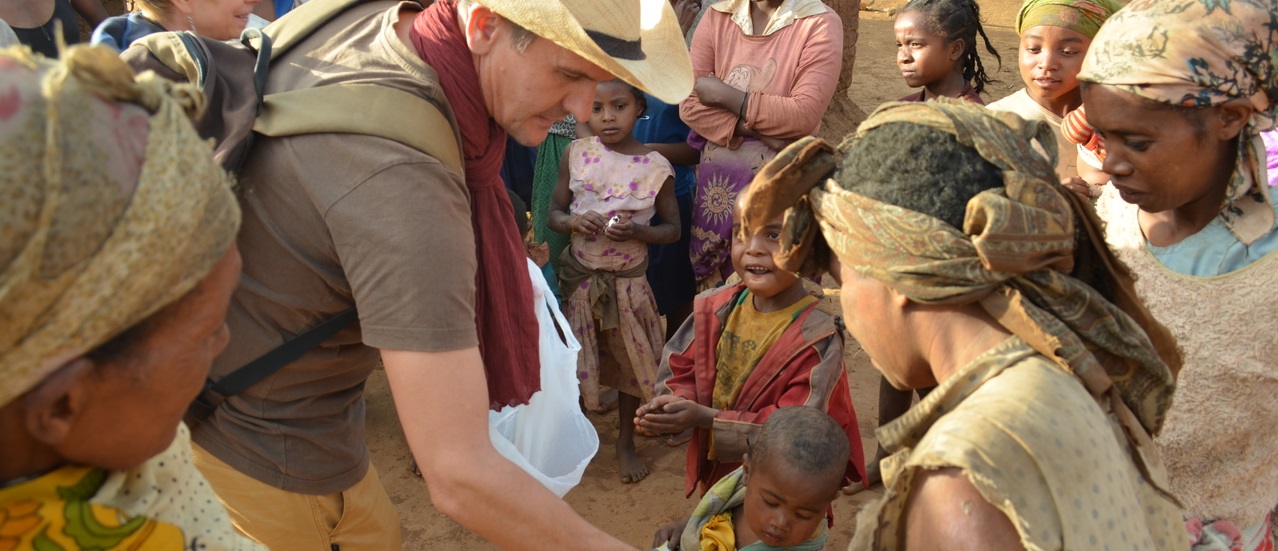 homme rencontrant les enfants de l'association