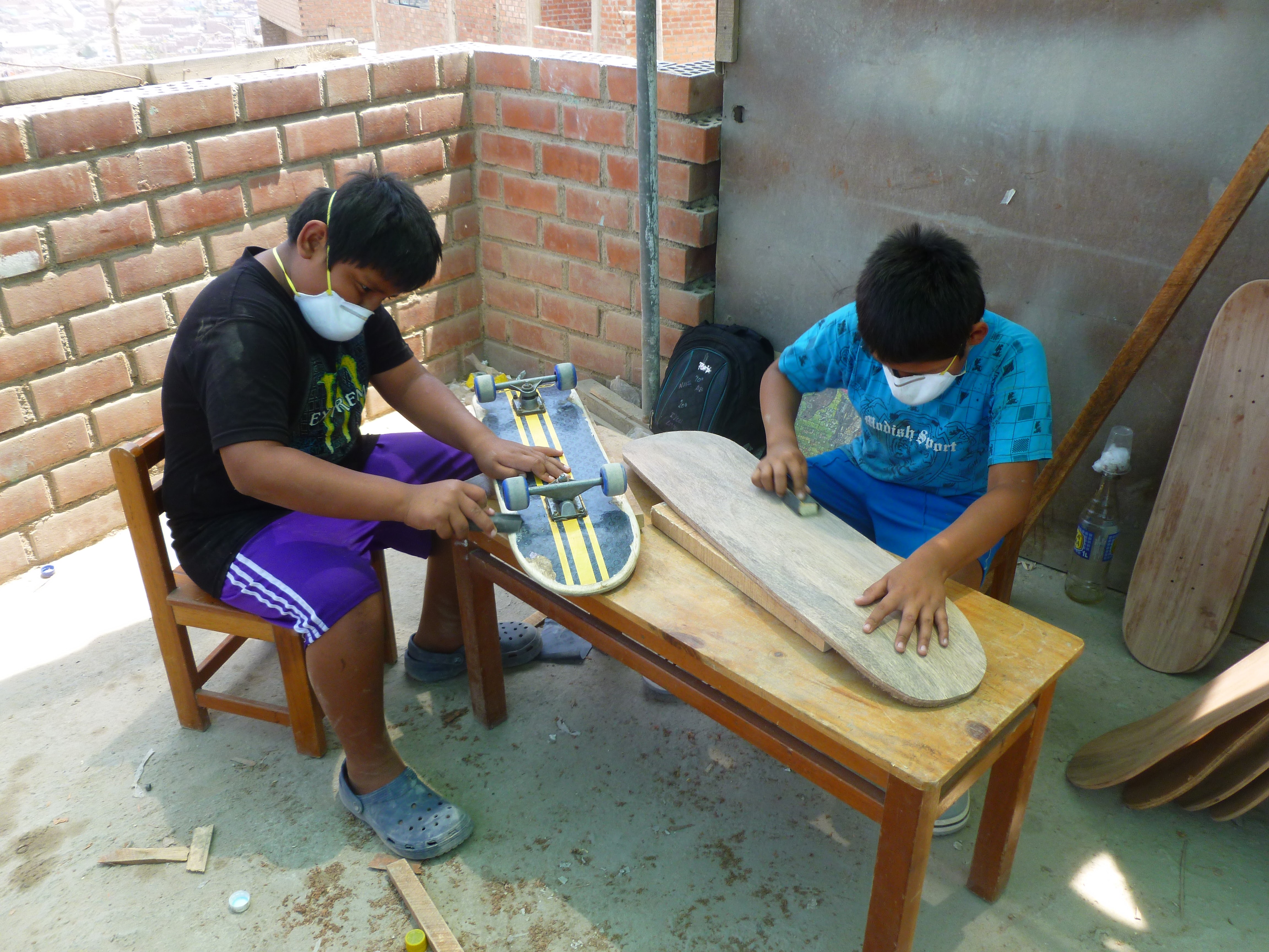 enfants construisant leurs skates