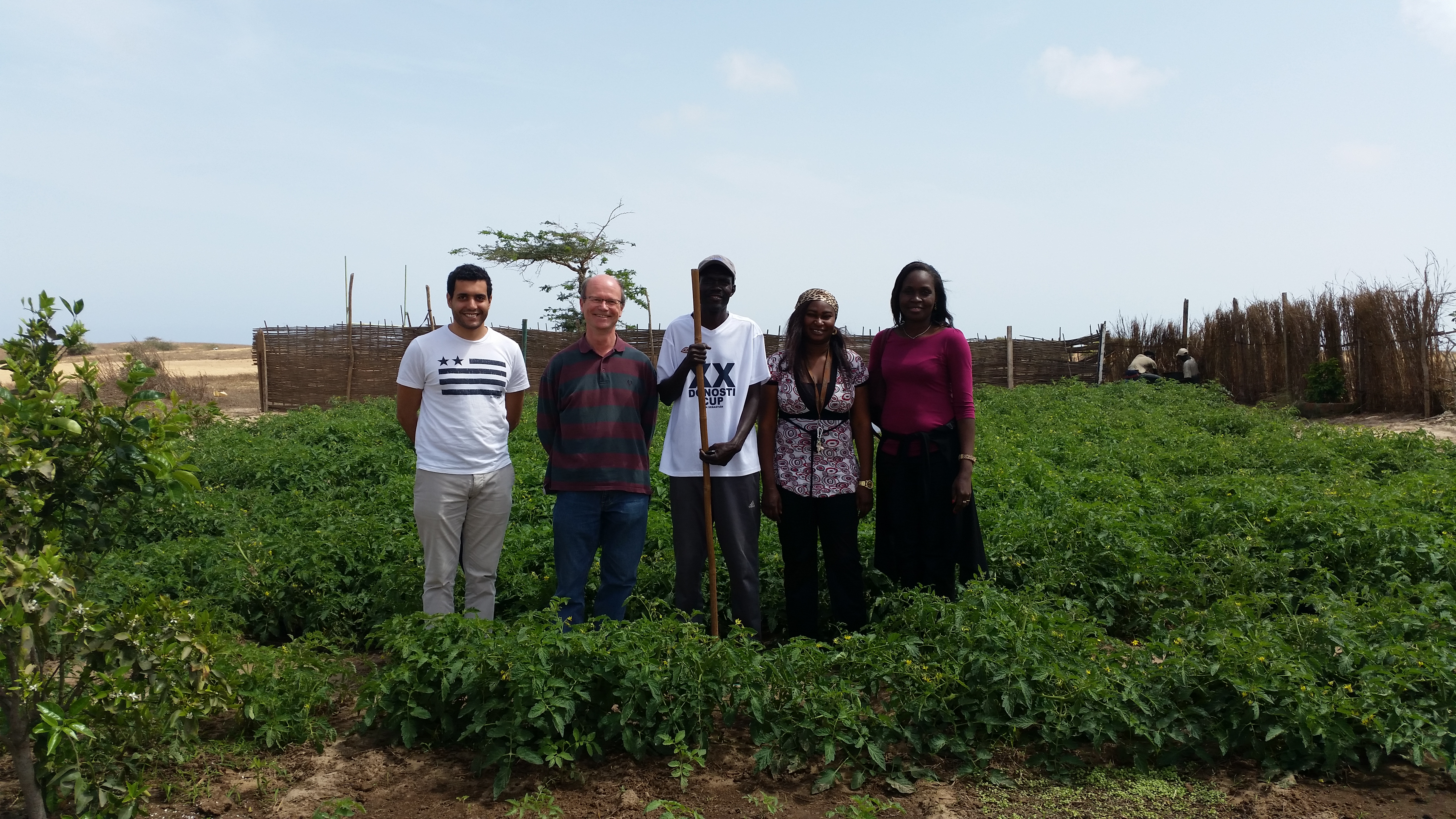 jardiner posant devant leur potager